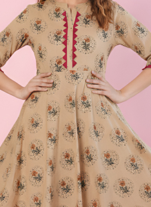 ชุดเดรสอานาร์กาลีพิมพ์ลายดอกไม้ลำลองสำหรับผู้หญิงไซส์พลัส สีน้ำเงิน ผ้าฝ้ายสลับเนื้อ คอจีน แขนสามส่วน ความยาวระดับข้อเท้า - Product Image 5