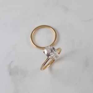 แหวนแต่งงานเพชรทรงรี 1.80 กะรัต เพาะเลี้ยงในห้องปฏิบัติการ ตัวเรือนทองคำขาว 14K ประดับเพชรแบบหนามเตย ได้รับการรับรองจาก IGI แหวนเจ้าสาวแบบมินิมอลสำหรับสวมใส่ทุกวัน - Product Image 1