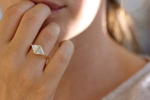 Bague en or 14 carats plaqué or, diamant taillé en triangle, style classique, unisexe, bijoux de fiançailles - Product Image 2