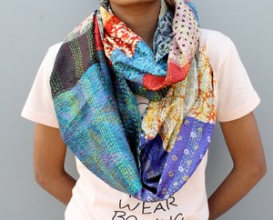 Bufanda Kantha de Seda Vintage: Estola de Patchwork Hecha a Mano - Product Image 2