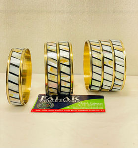 Ensemble de bracelets de luxe personnalisés en nacre, bracelets de créateur en laiton plaqué or pour femmes, bijoux artisanaux naturels en gros - Product Image 2