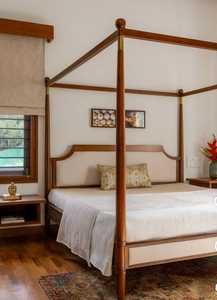Ensemble de chambre à coucher en bois avec lit à baldaquin et tête de lit rembourrée – Mobilier de chambre pour maison, hôtel, villa, mariage - Product Image 1