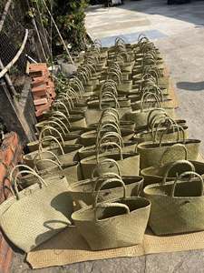 Bolso de Seagrass hecho a mano con fibra natural de seagrass para llevar al hombro y para un estilo veraniego, hecho en Vietnam. - Product Image 4