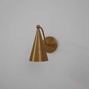 Applique murale en laiton avec abat-jour conique, design minimaliste, éclairage intérieur, décoration de chambre, forme géométrique, luminaire d'appoint moderne pour la maison - Product Image 2