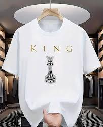 เสื้อยืดโอเวอร์ไซส์สีขาวสำหรับผู้ชาย ทรงหลวมไหล่ตก พิมพ์ลาย "KING" ลายหมากรุก สไตล์สตรีทแวร์ลำลอง แขนสั้น ผ้าฝ้าย - Product Image 3