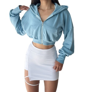 Sudadera con capucha de algodón para mujer 2025 Top corto con cremallera completa con logotipo frontal Diseño estampado informal para la temporada de invierno - Product Image 3