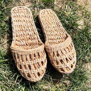Pantuflas de Paja Tejidas a Mano: Calzado Ecológico para el Hogar - Product Image 3