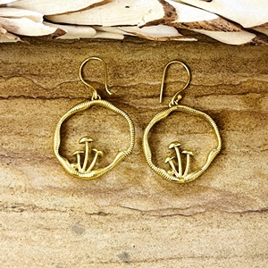 Boucles d'oreilles pendantes champignon bohèmes au design unique, boucles d'oreilles tribales en laiton pour femmes, plaquées or 18 carats, boucles d'oreilles créoles nature pour la vente en gros OEM ODM - Product Image 1