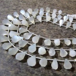 Cuentas de piedra lunar blanca natural facetadas en forma de lágrima, vendidas por hebra de 8 pulgadas. - Product Image 1