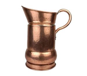 Ensemble de carafes en cuivre pour servir l'eau dans une cuisine minimaliste, ensemble en métal avec verres, durable, réutilisable, vaisselle simple. - Product Image 1