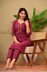 Conjunto de Kurta y Pantalón Estampado Color Granate para Mujer, Vestido Étnico Tradicional y Elegante - Product Image 6