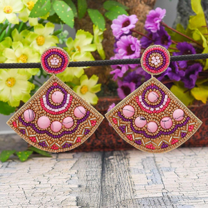 Boucles d'oreilles faites main en perles de rocaille, broderie polyester, strass, légères, motif floral, pour mariée, mariage, fête, style statement, travail artisanal - Product Image 4