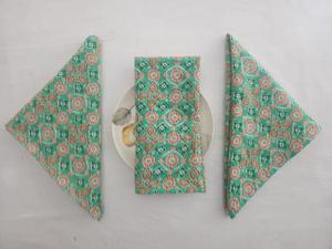 Serviette de table en coton imprimée à la main avec motifs floraux, brodée, réutilisable, pour les dîners, les réunions et la décoration de table festive - Product Image 5