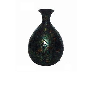 Vase décoratif en aluminium artisanal avec texture de surface détaillée pour la décoration de la maison - Product Image 3