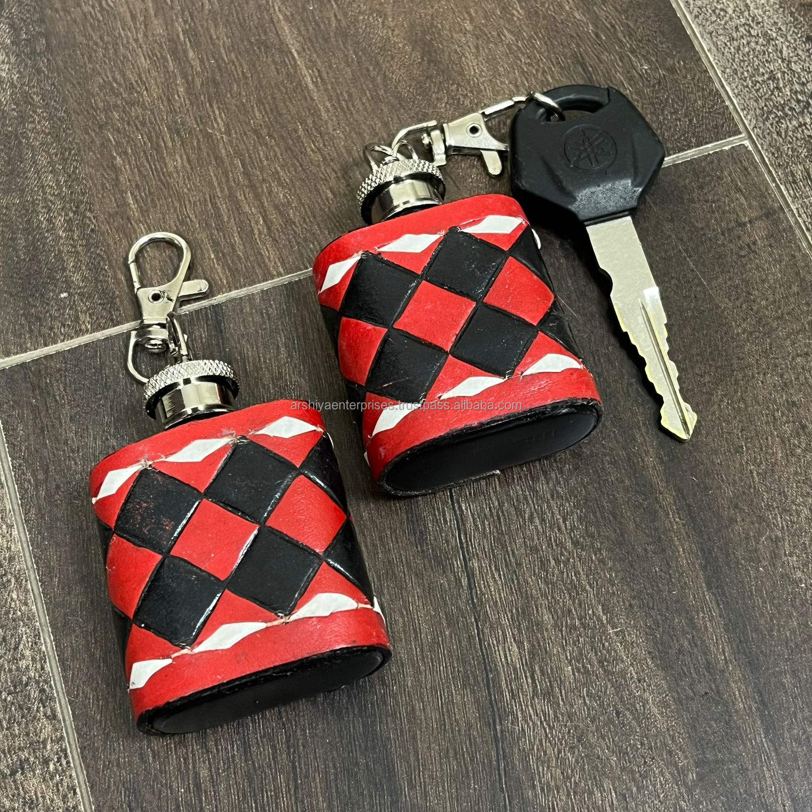 ลายตารางหมากรุกสีแดงและดำ