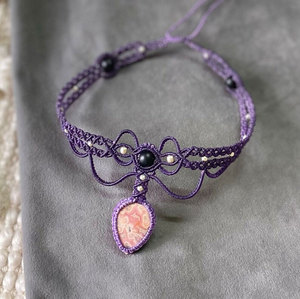 Collier en macramé artisanal violet avec pendentif en pierre rose en forme de larme, perles noires, bijoux bohèmes faits à la main pour femmes - Product Image 5