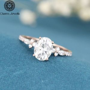 Bague de fiançailles pour femme en moissanite plaqué or rose, taille coussin, avec sertissage à griffes et accents latéraux floraux, style classique - Product Image 6