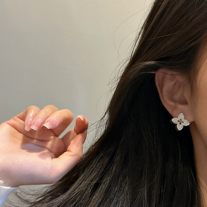 ต่างหูเงินแท้ S925 สไตล์เกาหลี ดีไซน์เฉพาะตัว ลายหญ้าแทงค์  เรียบง่าย ทันสมัย ย้อนยุค - Product Image 5