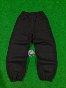 Pantalon homme en tissu peigné 100% coton premium, 400 GSM, anti-boulochage, respirant, couleur noire, avec revers personnalisés et plis sur le devant - Product Image 4