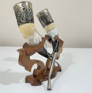 Corne à bière vintage en argent avec motif moulé, style Viking, avec support en bois pour bar et restaurant à prix raisonnable par UO - Product Image 4
