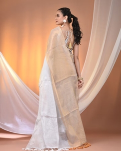 Sari KV en tissu doux doré et blanc avec pompons et chemisier non cousu - Product Image 6
