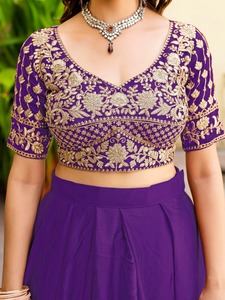Ensemble Lehenga Choli violet brodé or, tenue indienne pakistanaise longue pour femme, idéal pour mariage et soirée - Product Image 5