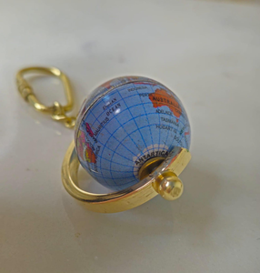 Porte-clés globe terrestre vintage en laiton, porte-clés décoratif, cadeau pour les voyageurs, les amateurs de géographie, accessoires de bureau - Product Image 2