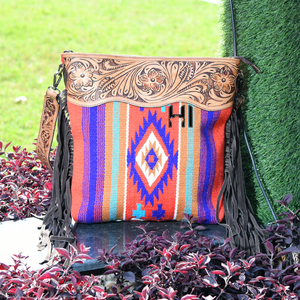 Sac bandoulière en cuir de vachette style bohème avec pompon, inspiré des couvertures de selle en laine occidentales - Product Image 1