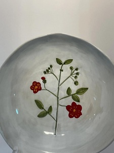Assiette décorative élégante en céramique avec motif floral peint à la main, finition émaillée lisse pour une mise en scène de table sophistiquée - Product Image 2