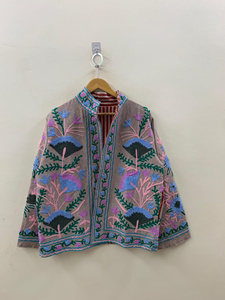 Chaqueta de Terciopelo Bordada Suzani para Mujer, Chaqueta Corta Boho Floral Hecha a Mano, Chaqueta de Diseñador para Festivales - Product Image 3