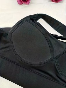 Soutien-gorge de yoga à bretelles réglables |   Haut de sport respirant avec empiècements en mesh |   Vêtements de sport sans fil à compression pour femmes - Product Image 4
