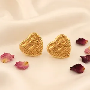 Boucles d'oreilles clous minimalistes à lignes texturées en forme de cœur, finition polie brillante, légères, avec fermoir poussoir, vente en gros, cadeau pour elle - Product Image 3