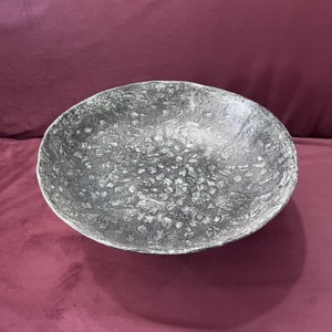 Bandeja Redonda Decorativa de Aluminio con Acabado Antiguo de Artisan Design para Decoración del Hogar - Product Image 3