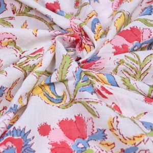 Tela de Algodón Estampada con Bloques Kalamkari Blanca con Diseño Floral Multicolor, Ecológica y de Calidad de Exportación, para Prendas de Vestir y Textiles para el Hogar - Product Image 5