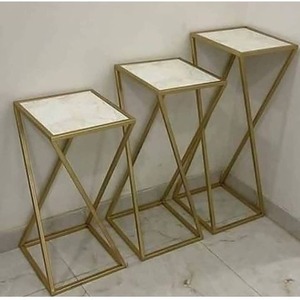 Table basse ronde en métal à trois pieds avec design décoratif industriel, plateau en marbre, mobilier moderne pour salon, style contemporain - Product Image 2