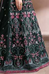 Tenues de soirée shalwar kameez pour femmes, costumes en organza de créateurs pour femmes, vêtements brodés en organza pour femmes. - Product Image 6