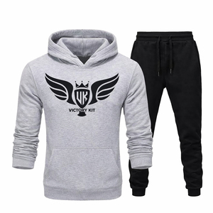 ชุดเซ็ตเสื้อฮู้ดสีเทาและกางเกงจ็อกเกอร์สีดำสำหรับผู้ชาย  ชุดลำลองสปอร์ตแวร์ปักโลโก้ได้  เสื้อฮู้ดผ้าฟลีซสำหรับฤดูหนาวพร้อมกางเกงขายาว - Product Image 1