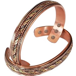 Bracelet en cuivre de style traditionnel, bijoux artisanaux en cuivre unisexe, bracelet en cuivre durable avec motif en corde gravé - Product Image 1