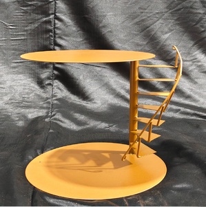 Elegante soporte para pasteles de alambre metálico dorado con estructura geométrica de diamante invertido para dulces, disponible a precios de mayoreo. - Product Image 5