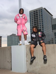 Ensemble de survêtement homme rose et noir personnalisé en molleton épais avec sweat à capuche zippé et short assorti – Tenue streetwear - Product Image 4