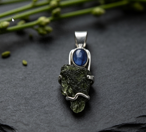 Pendentif en Moldavite et Saphir Bleu, Argent 925, Bijoux Modernes en Pierres Précieuses - Product Image 2