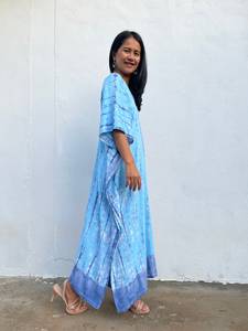 Caftán Azul Claro con Estampado Tie Dye, Talla N 52, Vestido de Playa de Jersey de Algodón para Mujer, Atuendo para Vacaciones de Verano - Product Image 3