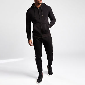 Conjunto deportivo de dos piezas para hombre, diseñado para entrenamientos, viajes, uso casual y movimiento cómodo en el día a día. - Product Image 1