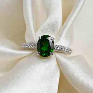 Anillo de Plata de Ley 925 con Granate Verde Natural Ovalado para Mujer, Joyería Elegante y Minimalista para Fiesta de Compromiso - Product Image 1