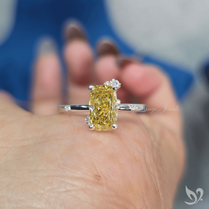 Bague de fiançailles en or blanc 10 carats avec diamant jaune de laboratoire certifié IGI, taille coussin allongée, 1,56 ct - Product Image 3