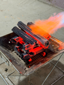 Briquettes de charbon de bois hexagonales en vrac à base de sciure de bois, avec un taux d'ash de moins de 6 % et une valeur calorifique inférieure à 7500 Kcal/kg, provenant du Vietnam, pour les restaurants de barbecue - Product Image 4