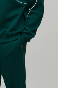 Ensemble de survêtement pour homme en coton mélangé respirant, comprenant un sweat à capuche vert personnalisé avec logo et passepoil, et un pantalon de survêtement – 2 pièces - Product Image 6