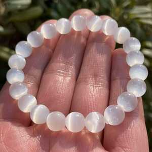 Bracelet en sélénite perlé, pierres de cristal rondes polies, bijoux artisanaux en pierres semi-précieuses naturelles - Product Image 2
