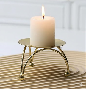 Porte-bougie unique en forme de ruban doré avec une finition métallique élégante pour la décoration. Disponible aux prix de gros. - Product Image 4