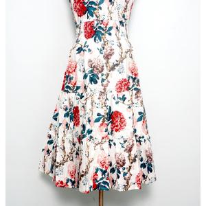 เดรสยาวลำลองผู้หญิง ผ้าฝ้าย 100% ระบายอากาศได้ดี เป็นมิตรกับสิ่งแวดล้อม คอแบบผูก สายคล้องไหล่ แขนตก ทรงเอไลน์ ลายดอกไม้สไตล์โบโฮ - Product Image 2